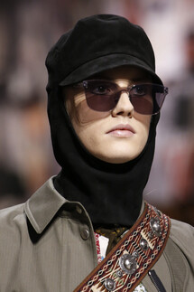 Details Christian Dior , Details Dior Fall 2018 Ready-to-Wear , Детали показа Кристиан Диор , Детали показа Диор осень зима 2018 , Fashion show , неделя моды в Париже , PFW , Мария Грация Кьюри , Mainstyles